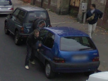 Vol de voiture sur Street View.