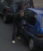 Street View capture deux vols, leurs visages ne sont pas flouts.