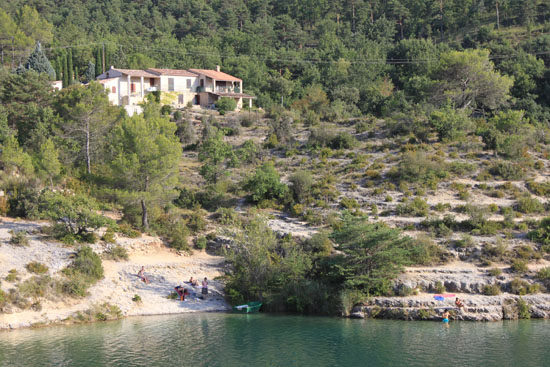 Calme et petites plages près d'une eau limpide.