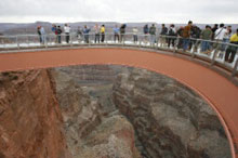 Visiteurs sur la passerelle de Skywalk